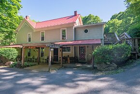 Moore House Inn & Cabins