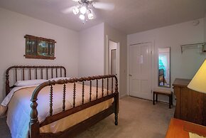 Moore House Inn & Cabins