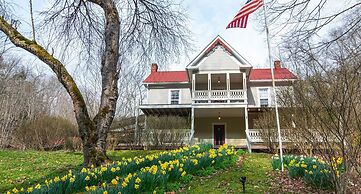Moore House Inn & Cabins