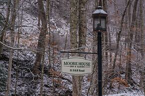 Moore House Inn & Cabins