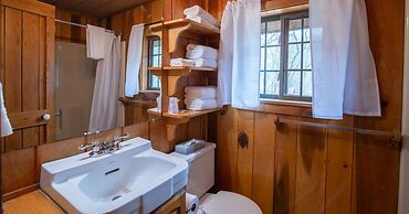 Moore House Inn & Cabins