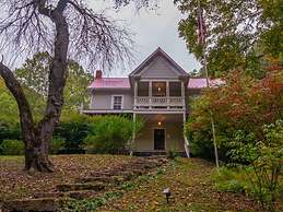 Moore House Inn & Cabins