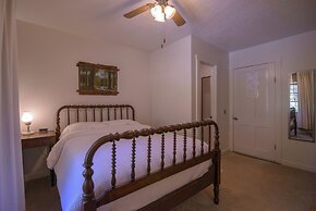 Moore House Inn & Cabins