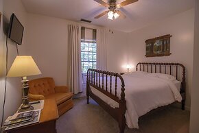 Moore House Inn & Cabins