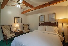 Moore House Inn & Cabins