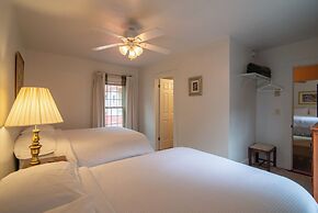 Moore House Inn & Cabins