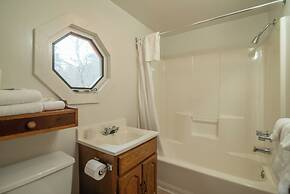 Moore House Inn & Cabins