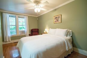 Moore House Inn & Cabins