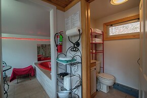 Moore House Inn & Cabins