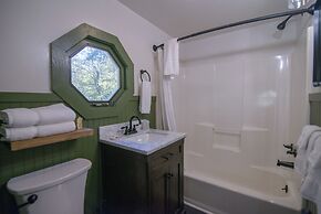 Moore House Inn & Cabins