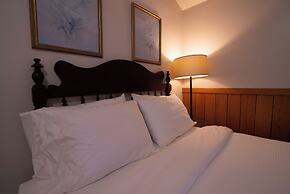 Moore House Inn & Cabins