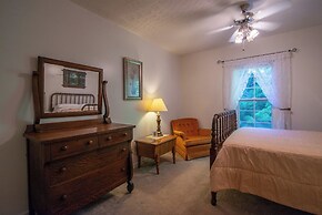 Moore House Inn & Cabins