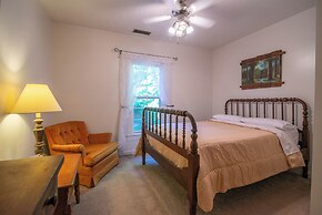 Moore House Inn & Cabins