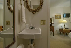 Moore House Inn & Cabins