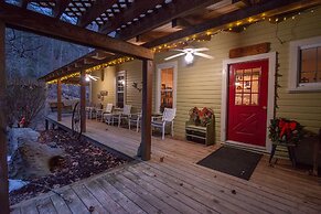 Moore House Inn & Cabins