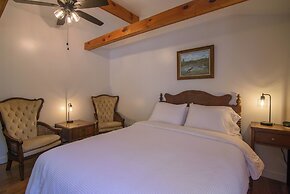 Moore House Inn & Cabins
