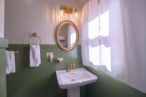 Moore House Inn & Cabins