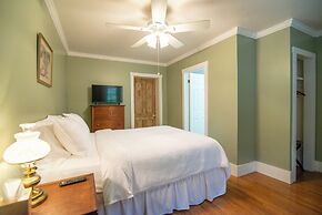 Moore House Inn & Cabins