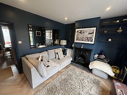 Charming 3-bed House in Guildford