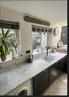Charming 3-bed House in Guildford