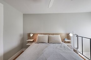 Walk to Beach: Charming Condo in Provincetown!