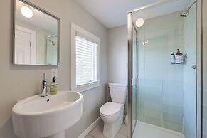 Walk to Beach: Charming Condo in Provincetown!