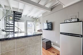 Walk to Beach: Charming Condo in Provincetown!