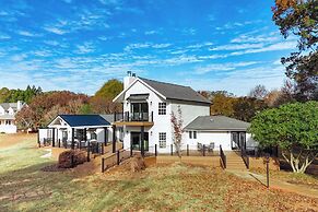 Lake Hartwell Home w/ Dock + Fire Pit!