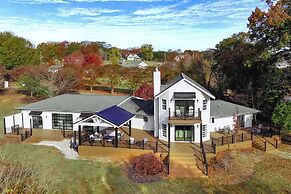 Lake Hartwell Home w/ Dock + Fire Pit!