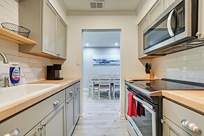 Idyllic Oldsmar Vacation Rental: 1 Mi to Beach!