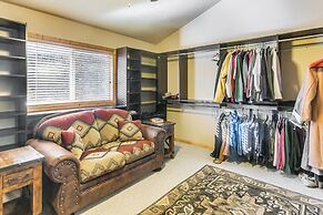 Wyoming Cabin w/ Hot Tub & Mountain-view Deck