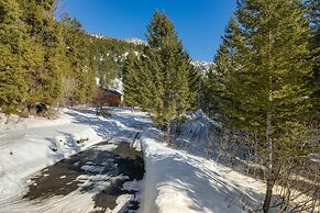 Wyoming Cabin w/ Hot Tub & Mountain-view Deck