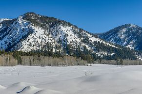 Wyoming Cabin w/ Hot Tub & Mountain-view Deck