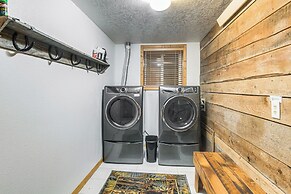 Wyoming Cabin w/ Hot Tub & Mountain-view Deck