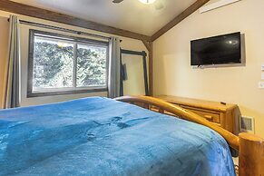 Wyoming Cabin w/ Hot Tub & Mountain-view Deck