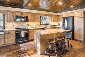 Wyoming Cabin w/ Hot Tub & Mountain-view Deck
