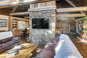 Wyoming Cabin w/ Hot Tub & Mountain-view Deck