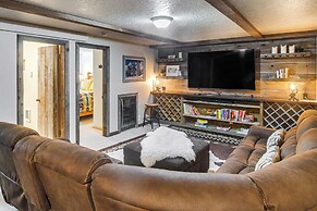 Wyoming Cabin w/ Hot Tub & Mountain-view Deck