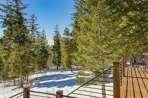 Wyoming Cabin w/ Hot Tub & Mountain-view Deck