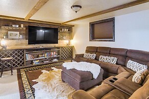 Wyoming Cabin w/ Hot Tub & Mountain-view Deck