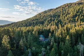 Wyoming Cabin w/ Hot Tub & Mountain-view Deck