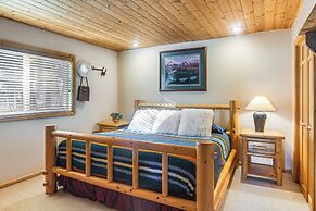 Wyoming Cabin w/ Hot Tub & Mountain-view Deck