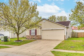 9 Mi to Downtown Indianapolis: Quiet Home w/ Yard