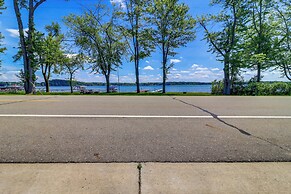 Brooklyn Cottage w/ Dock - Steps To Wamplers Lake!
