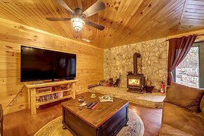 'twin Creeks Lodge' w/ Hot Tub < 1 Mi to Lake!