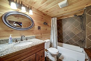 'twin Creeks Lodge' w/ Hot Tub < 1 Mi to Lake!
