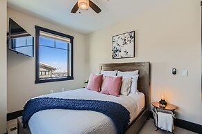 Blackstone Mountain Retreat #21! Walk To The Lifts! 4 Bedroom Apts by 