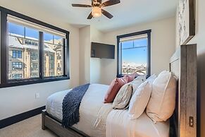 Blackstone Mountain Retreat #21! Walk To The Lifts! 4 Bedroom Apts by 