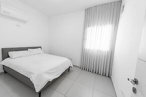 Sea-side 4 BR Apt with Gym
