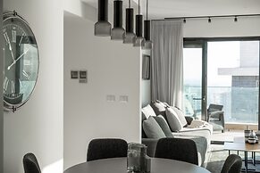Sea-side 4 BR Apt with Gym